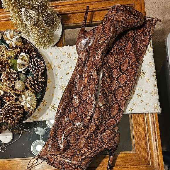Shoes - Chic Snakeskin Over the Knee Boots